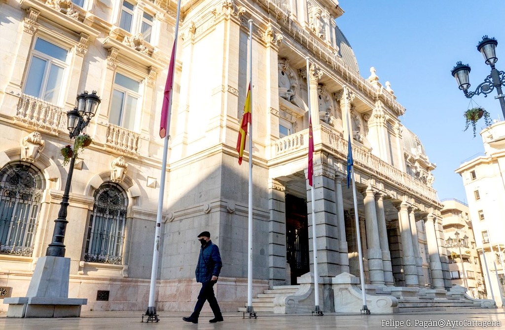 Banderas a media asta en Cartagena en señal de duelo por el fallecimiento del alcalde de Totana